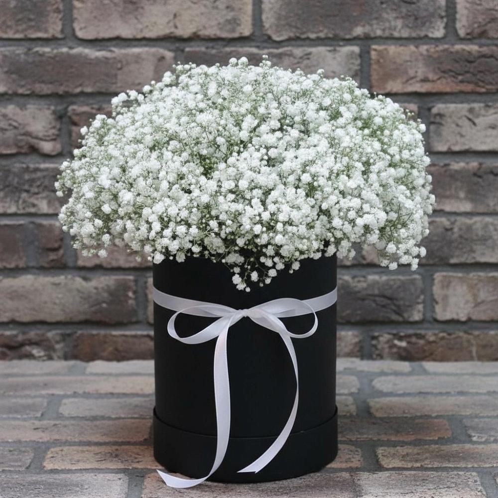 Цветочная композиция из Гипсофила в шляпной коробке в Покровское Рузского района