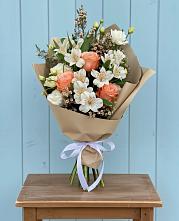 Букет цветов из:  Альстромерии, Лизиантусы, Розы и Хризантемы в Покровское Рузского района